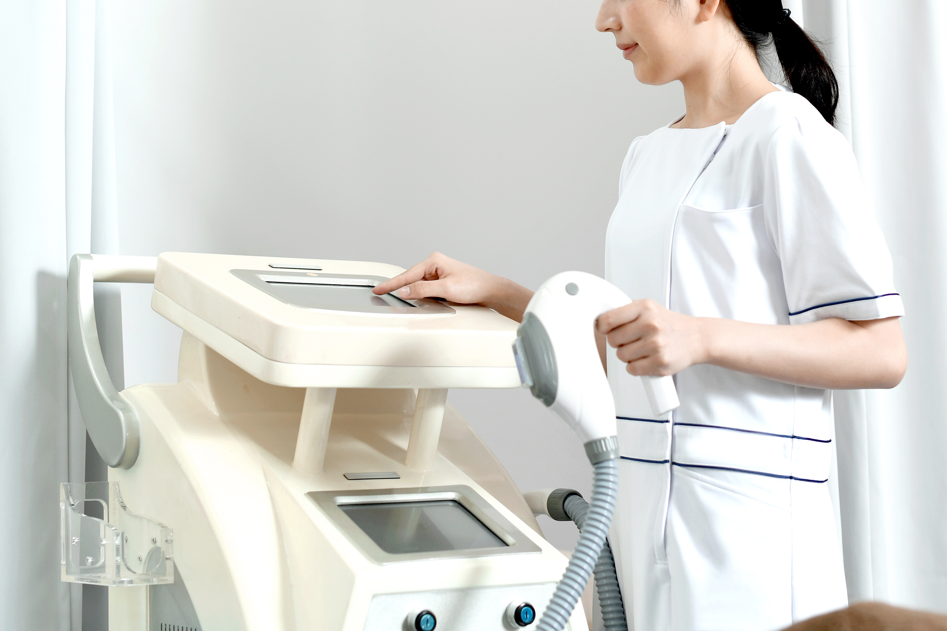 希望の機器で施術を受ける様子